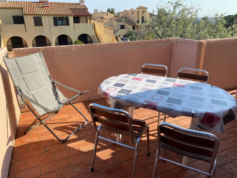 Beachfront 1BR Loft with Terrace, Parking, and Close to Shops in Port Leucate — photo 3