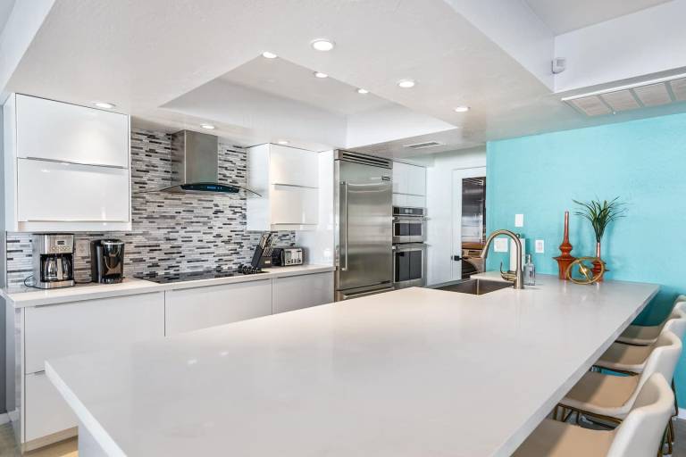 Vacation home with BBQ & private pool | Mountain view — photo 4