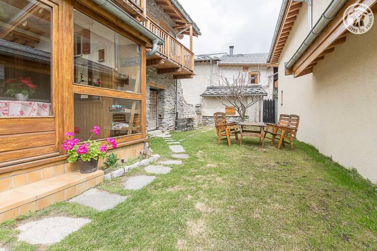 Gite with yard — photo 3
