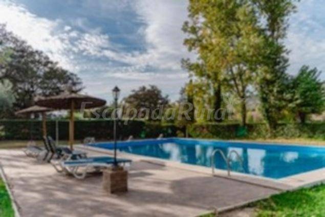 Cottage with yard, barbeque & pool | Garden view — photo 3