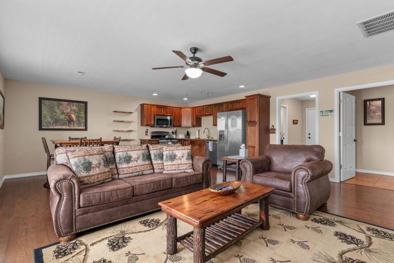 Lake Taneycomo Lakefront Lodge on 6 Acres • Sleeps 16• • Free Group Tickets — photo 4