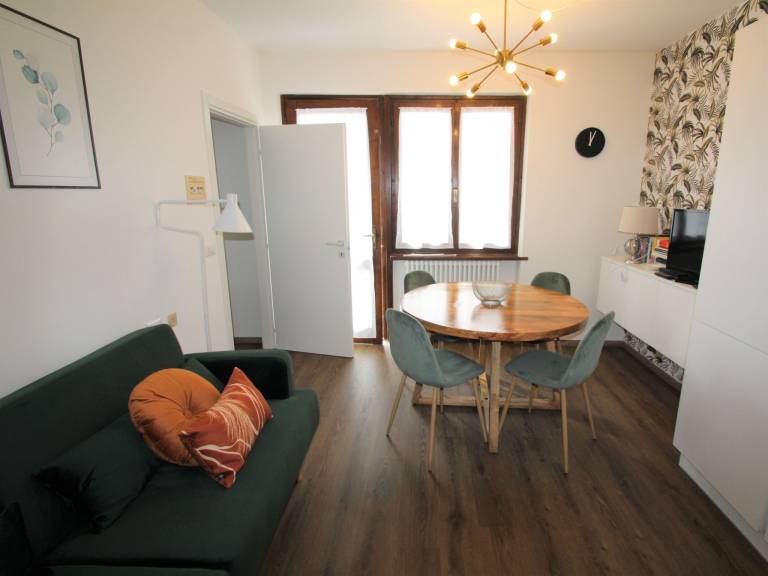Apartment with yard & pool | Lake view — photo 5