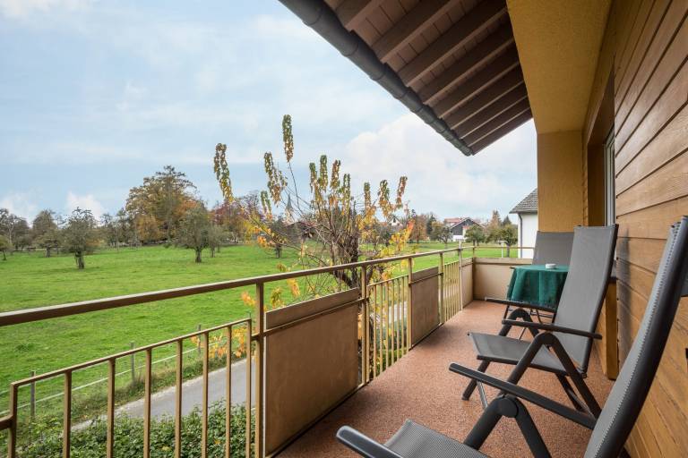 Rental apartment with BBQ & yard — photo 2