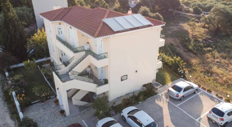Holiday apartment with BBQ, terrace & yard in Kefalonia