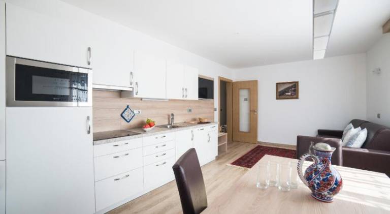 Serviced apartment with yard & patio — photo 3