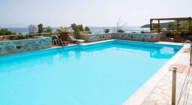 Serviced apartment with pool, yard & patio — photo 2