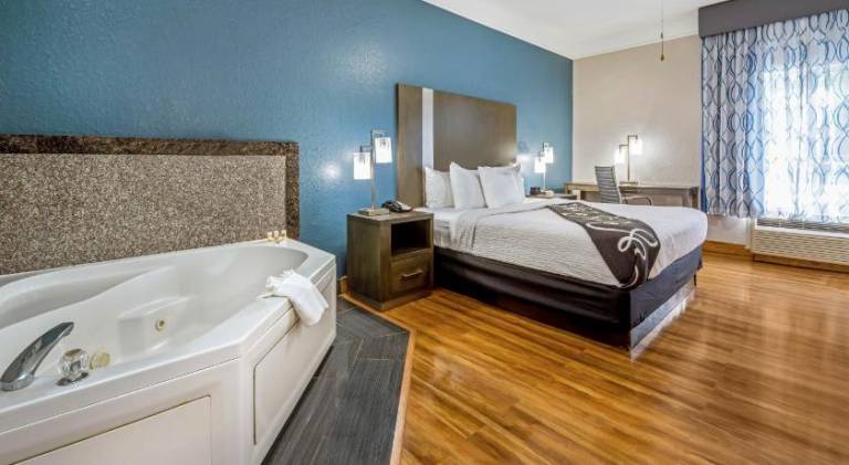 La Quinta Inn & Suites by Wyndham Houston Kingwood Medical — photo 2