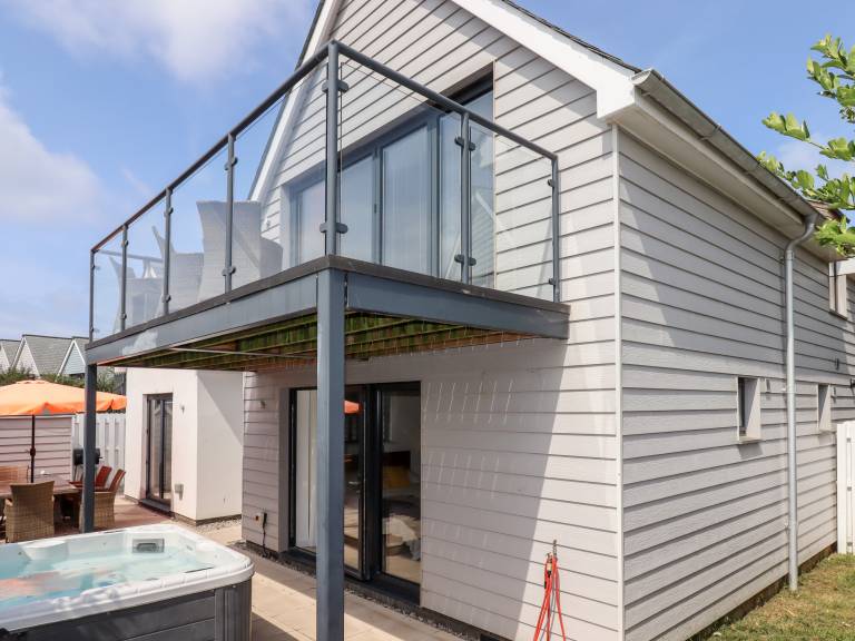 Child-friendly beautiful cottage with garden, barbeque & hot tub | Beach view | Pet-friendly — photo 2