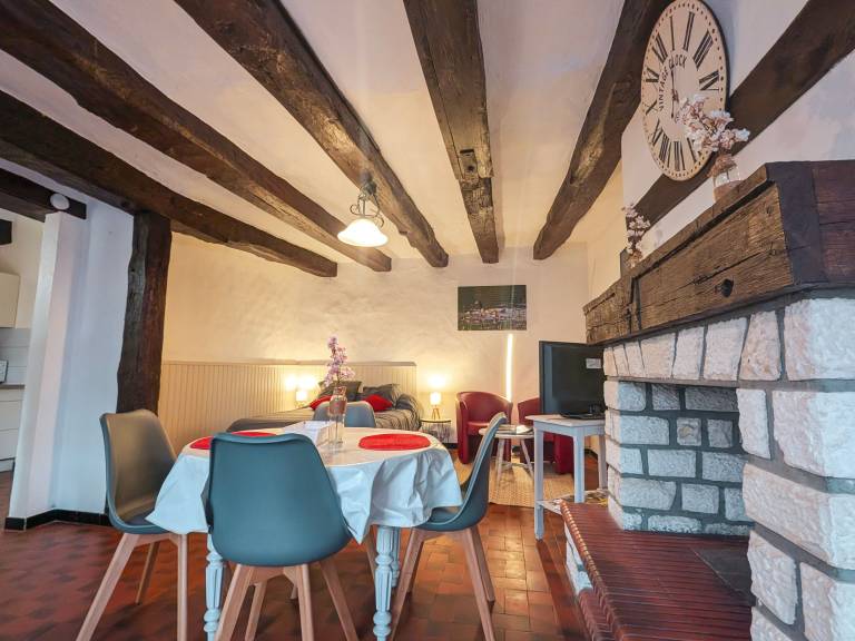 "Charming Lakeside Ground-Floor Cottage in Berry with Inclusive Amenities & Private Parking" — photo 4