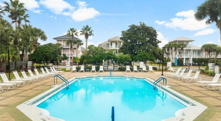 House with pool — photo 3