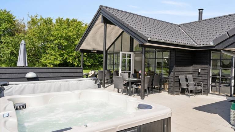 Family-oriented beautiful vacation home with garden, private pool & grill | Pets are welcome — photo 3