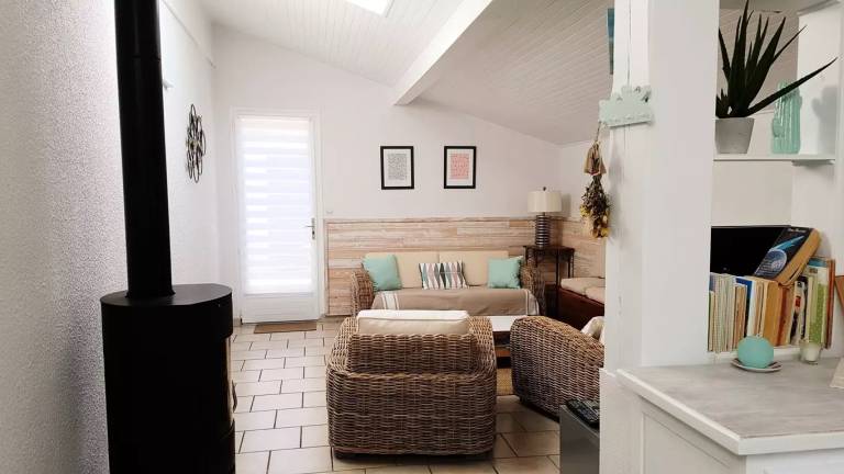 Vacation home with yard & terrace | Beach nearby | Pets are welcome — photo 3