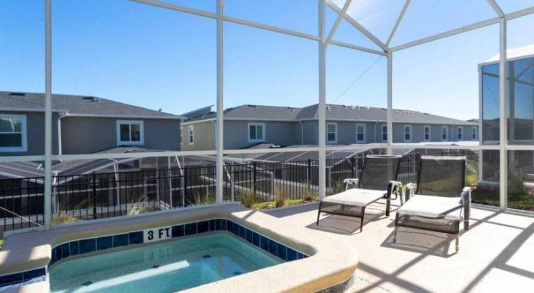 Vacation home with jacuzzi & pool — photo 5