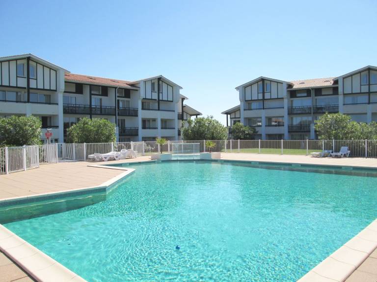 Studio with terrace, garden & pool in Biarritz