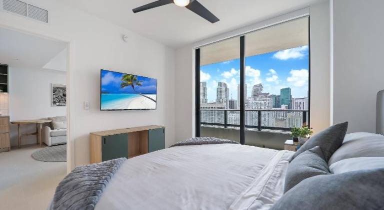 Holiday apartment with pool | Close to Bayside Marketplace | Pet-friendly — photo 2