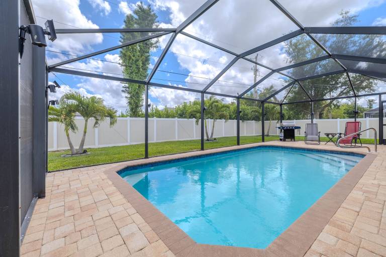 Bring your dogs and enjoy the charm of this home! 3 be- 2ba in SE Cape Coral — photo 3