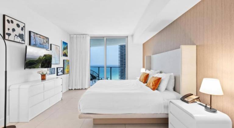 Oceanfront Luxe Apt 24th Floor — photo 2