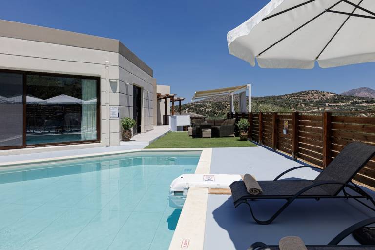 Villa with private pool, jacuzzi & patio — photo 2