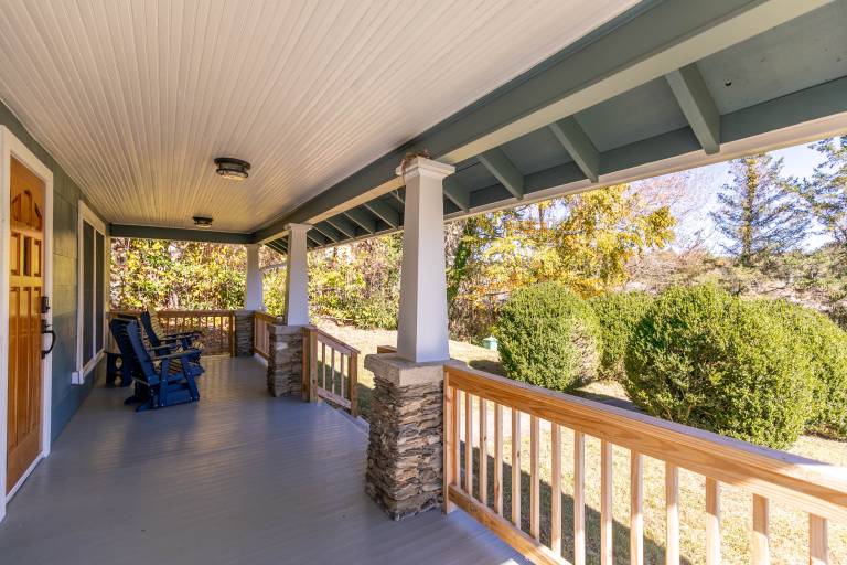 Stella Maris: In-Town Blowing Rock Pet Friendly Updated Craftsman Bungalow — photo 3