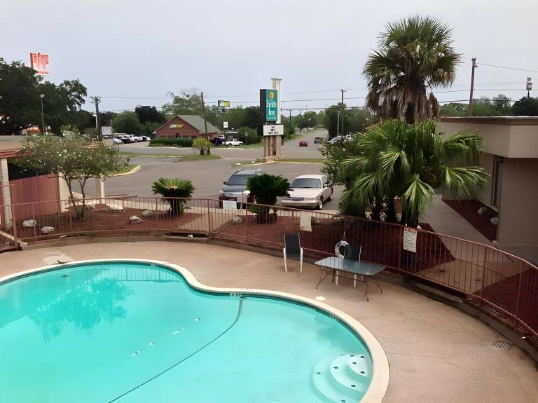 Executive Inn Beeville US 181 — photo 4