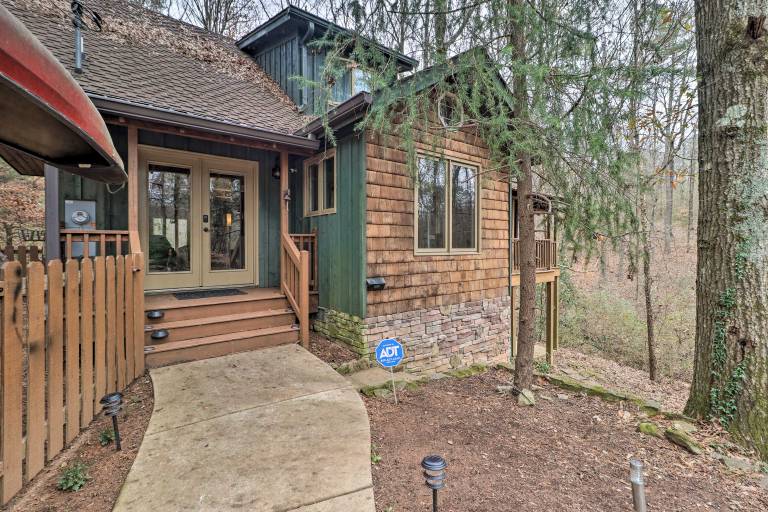 Cozy Conyers Cabin w Fireplace & Pool Table