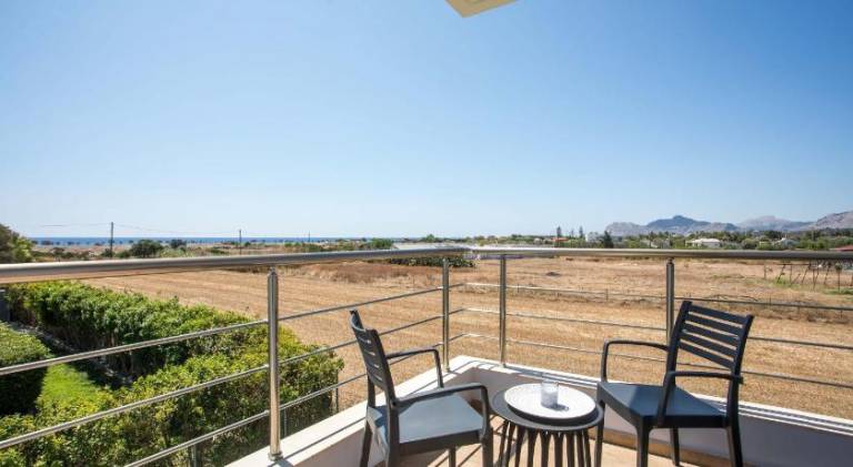 Beautiful villa with yard, private pool & barbeque | Close to the beach | Pets are welcome — photo 3