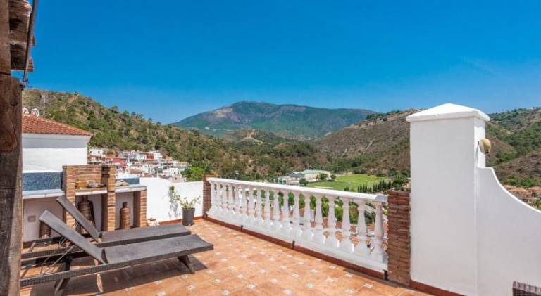 Fully equipped pleasant house with terrace | Good for workation | Pet-friendly in Benahavis