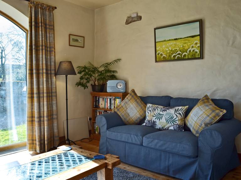 Cottage with yard — photo 4