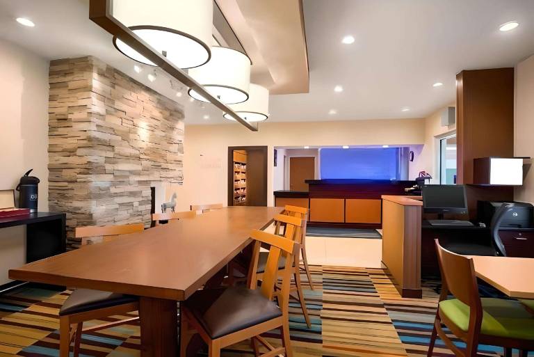 Dubuque Inn and Suites — photo 3
