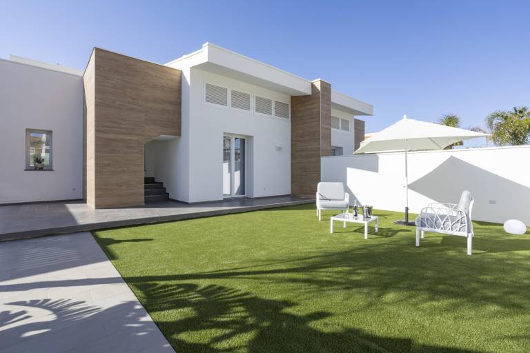 Villa with barbecue, yard & private pool — photo 2