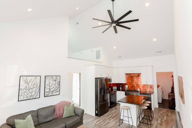 Family-oriented rental apartment with grill, yard & fast internet | Sea view | Next to the beach | Pets allowed — photo 4