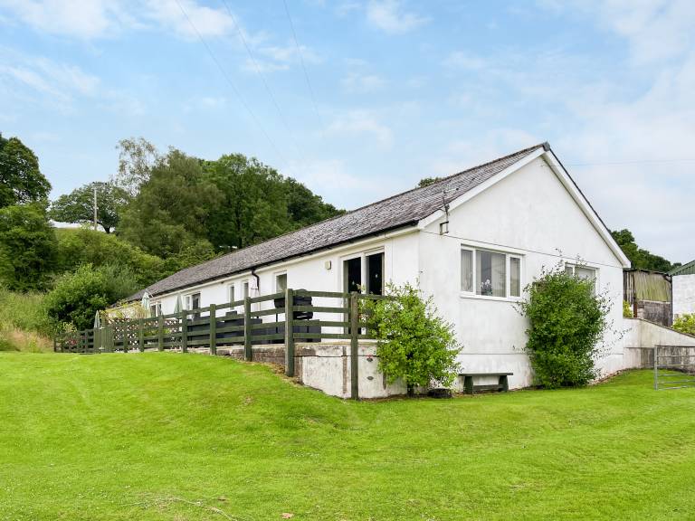 Children-friendly pleasant cottage with yard | Pet-friendly in Newton Stewart