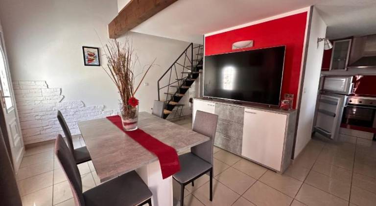 Holiday apartment with barbecue, terrace & yard — photo 2