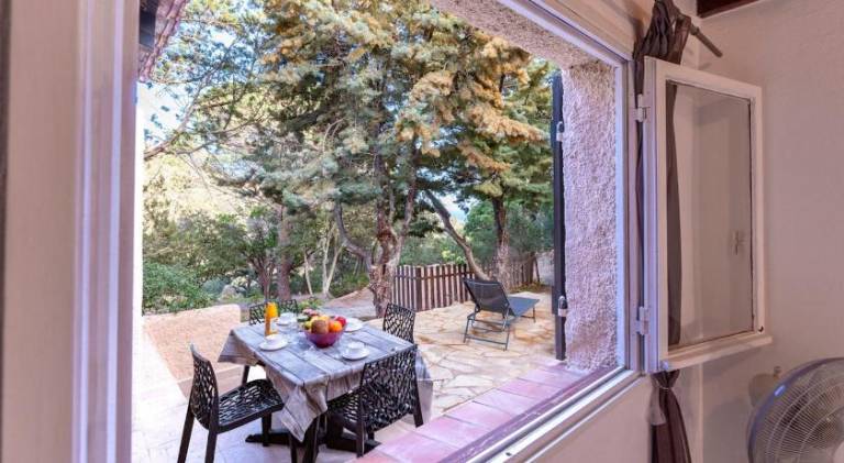 House with patio & yard — photo 4