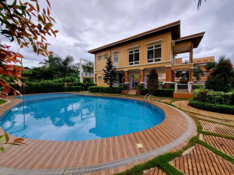 Vacation home with yard & pool — photo 3