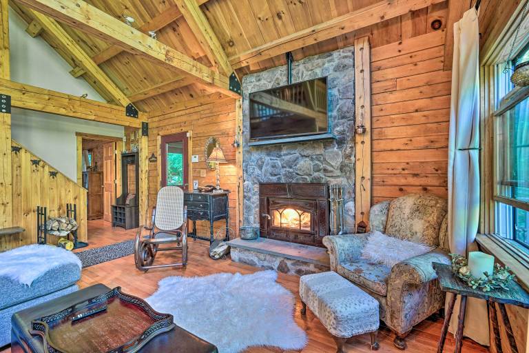 Game Room & Hot Tub: Pet-Friendly Mount Snow Gem — photo 4