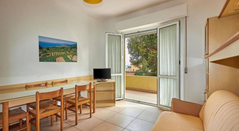 Serviced apartment with pool, garden & patio — photo 2