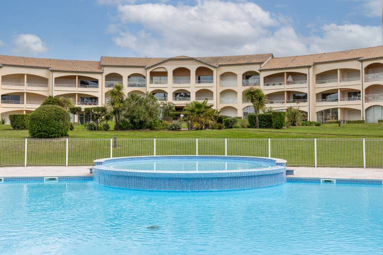 Holiday Apartment "Résidence moderne avec piscine" with Shared Pool, Terrace & Wi-Fi — photo 2