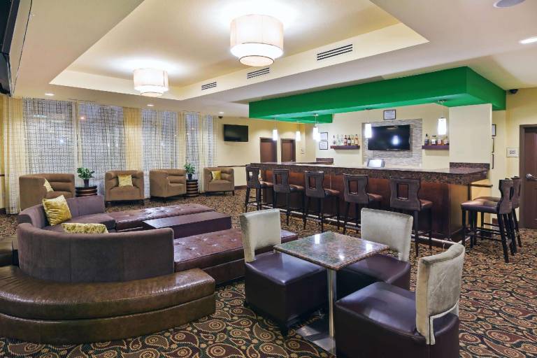 La Quinta Inn & Suites by Wyndham Elk City — photo 3
