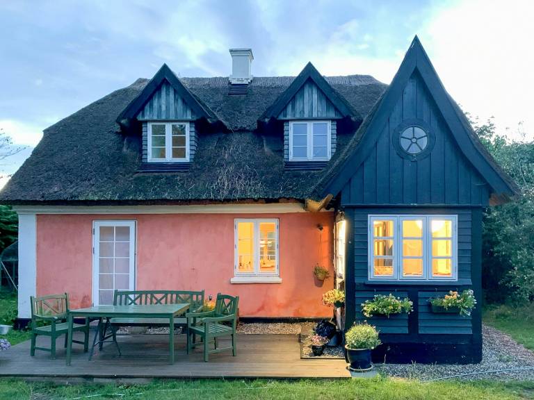 Thatched cottage close to the beach in Middelfart