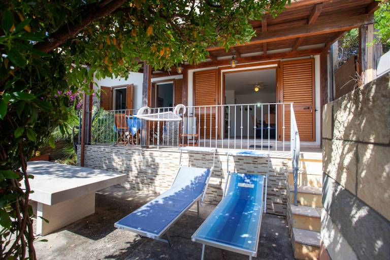 Fully equipped vacation home with terrace, yard & fast internet | Garden view | Close to the beach | Dogs allowed in Teo