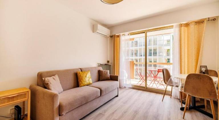 Apartment with patio — photo 2