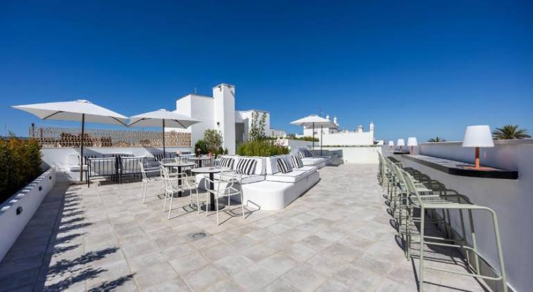 Serviced apartment with patio & pool | Pets allowed — photo 3