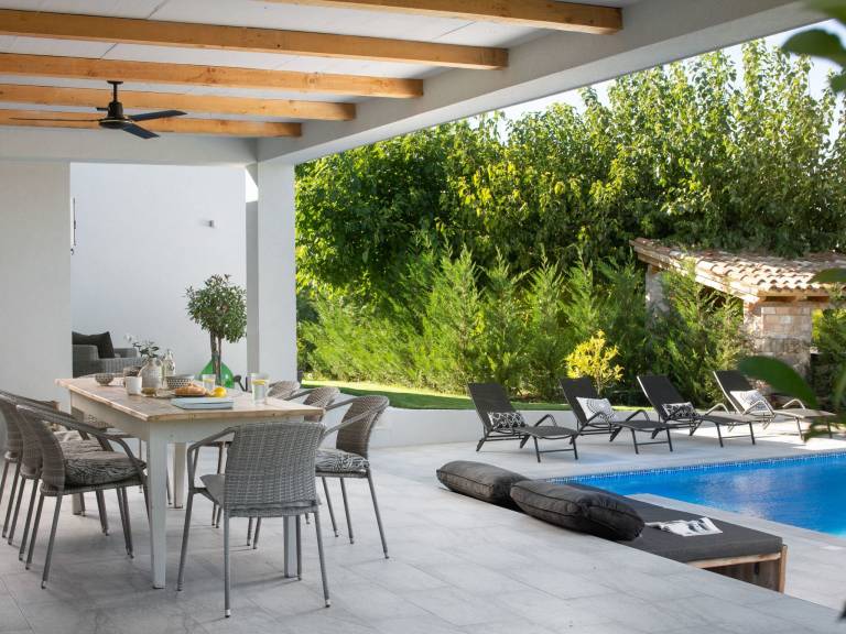 House with private pool, yard & grill — photo 3