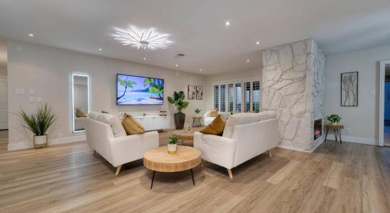 Single Story minutes from Summerlin with RV Parking & Dog Friendly in Vega, CA