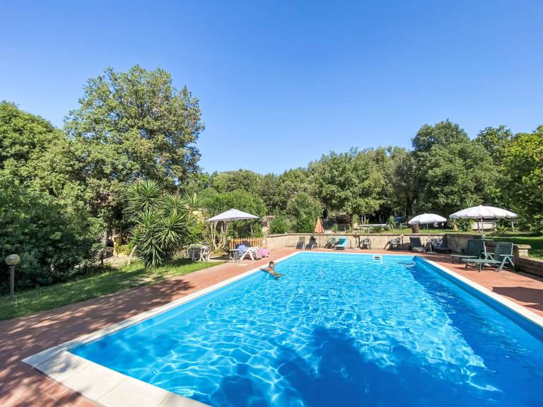 Rental apartment with pool, terrace & garden — photo 2