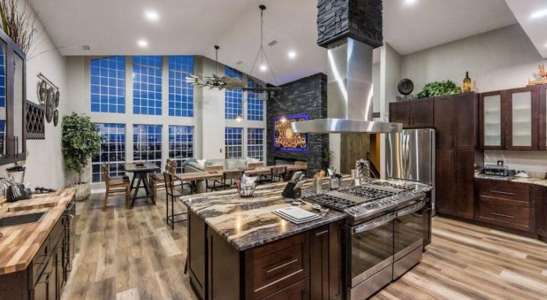 Lynx Lake Lux 6-BR HouseSleeps 22Hot TubGame Rm — photo 4
