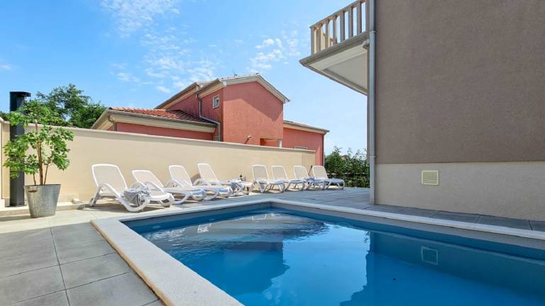 Vacation home with terrace, private pool & barbeque — photo 3