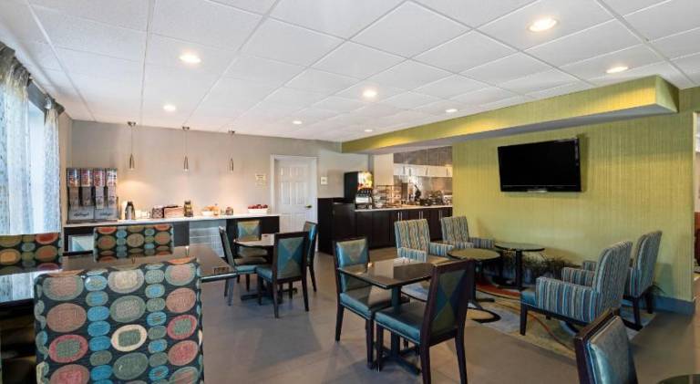 La Quinta Inn & Suites by Wyndham Lebanon — photo 3