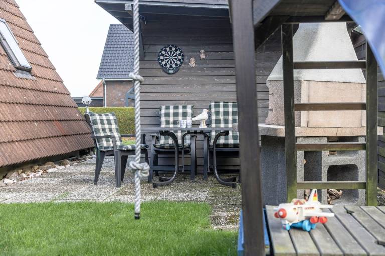 Komfortables Nurdach-Ferienhaus mit eingezäuntem Grundstück und Spielturm. Ein Schlafzimmer im Erdgeschoss, weitere im Obergeschoss. Für bis zu 6–7 Personen. — photo 2